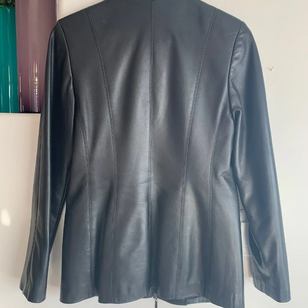 Danier - Picture 3 of 3